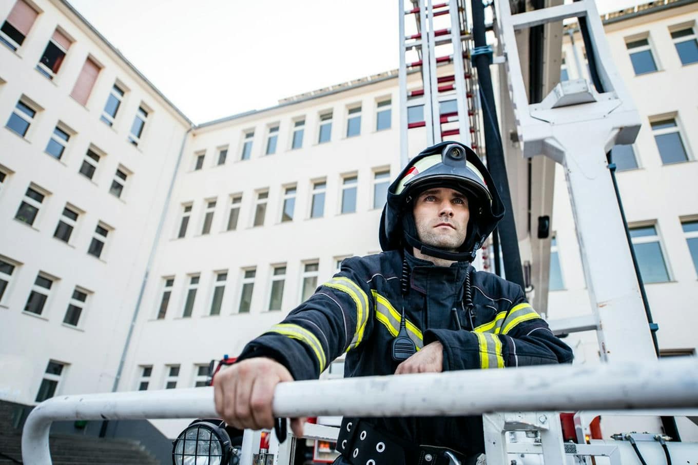 strażak na podnosniku koszowym